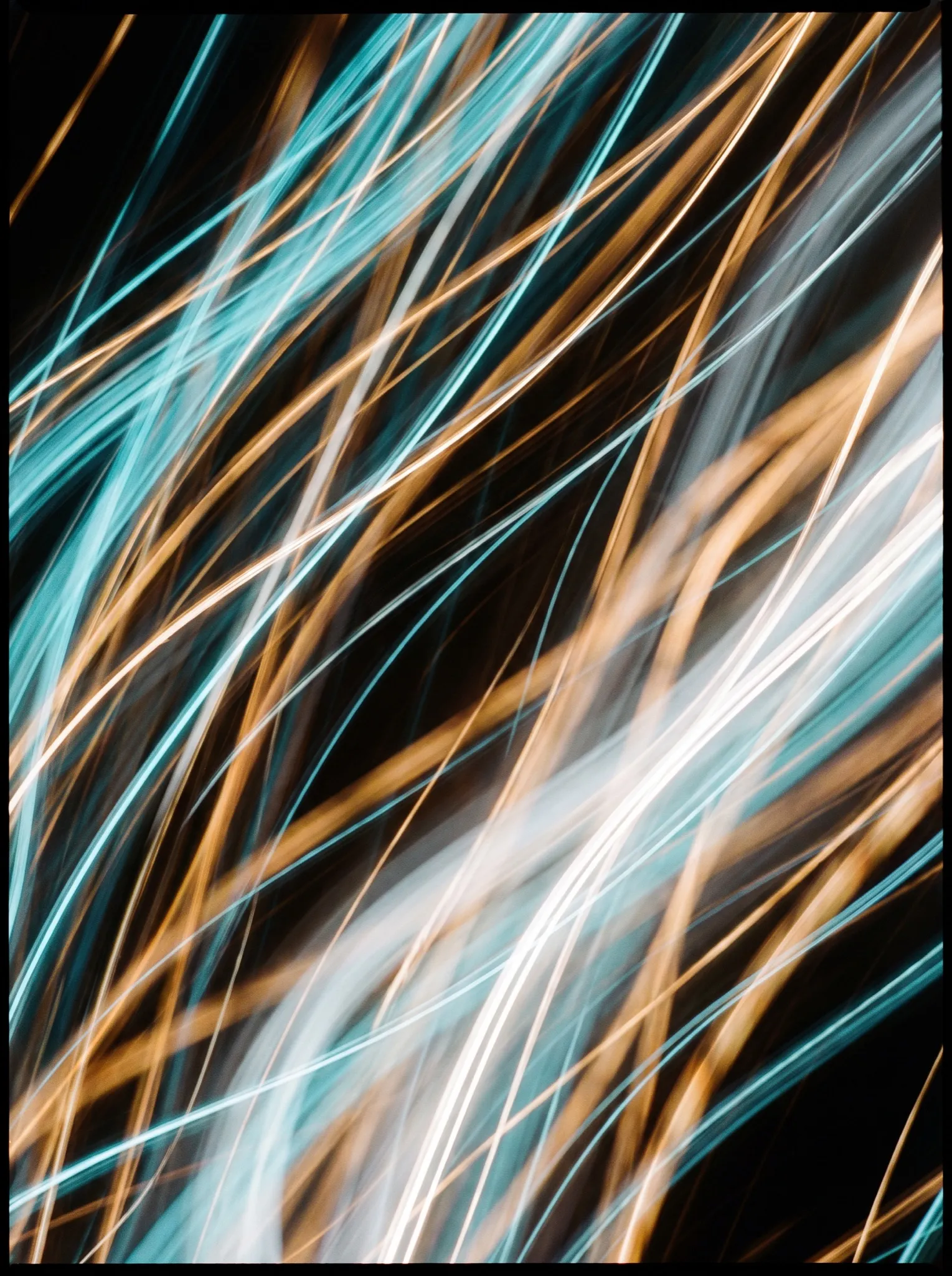Lichtspuren einer Langzeitbelichtung, die diagonal durch das Bild ziehen