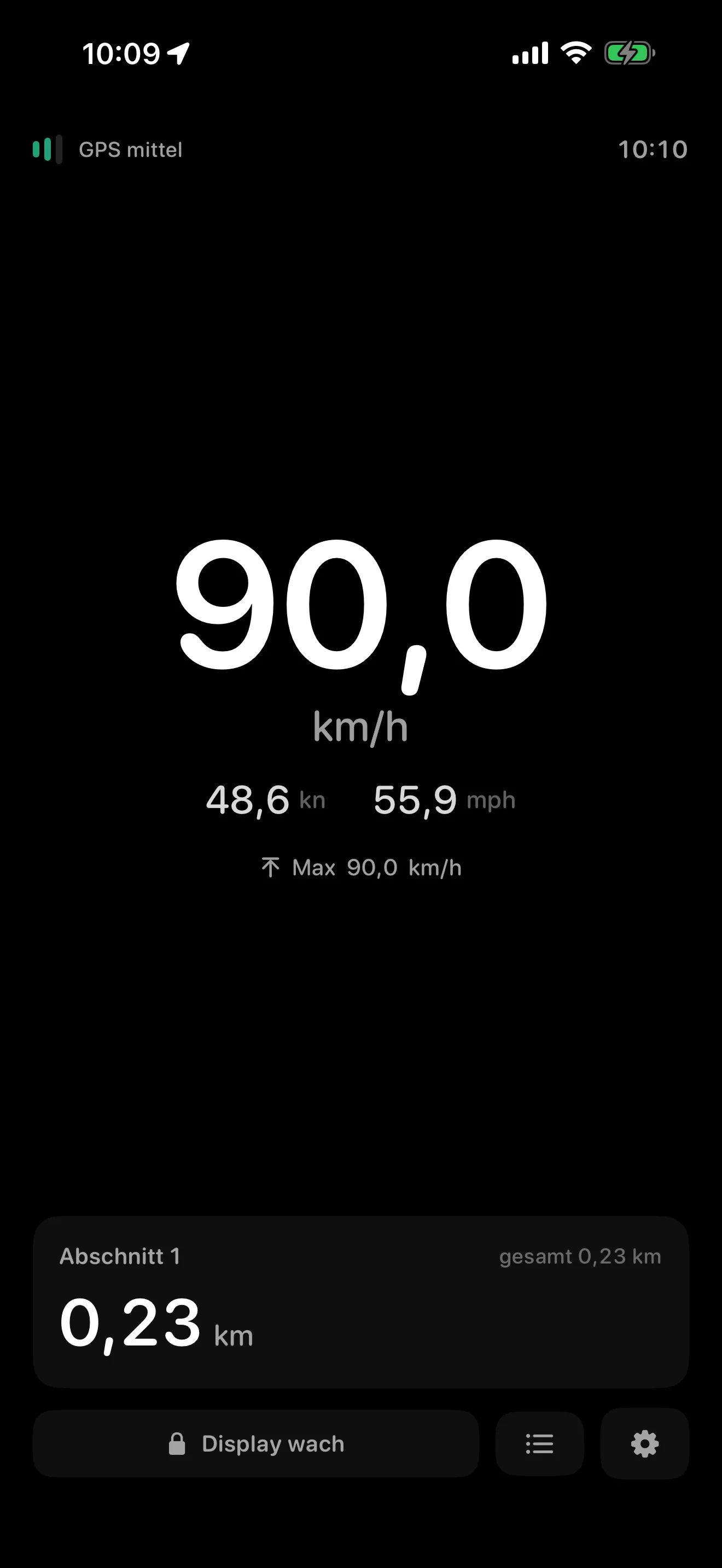 Tacho auf einem iPhone: 90,0 km/h groß in der Mitte, darunter Knoten und mph, unten der laufende Streckenabschnitt